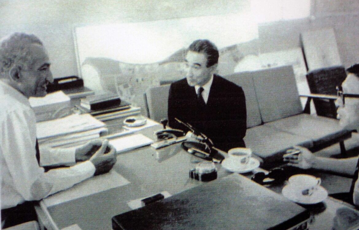 Ruler and architect discuss “Conference City” proposal designed by the Japanese architect Kisho Kurokawa in the mid-1970s. Photograph courtesy of Abdulrahman Makhlouf.